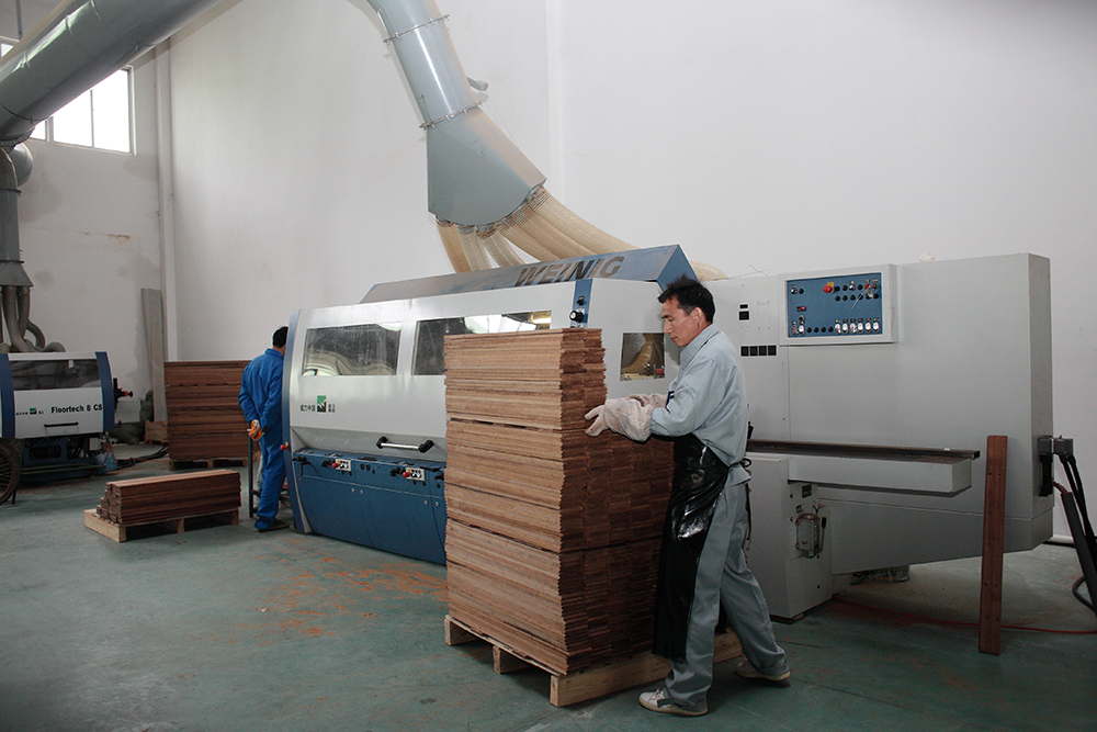 竹纖維地板(戶外板)成品車間