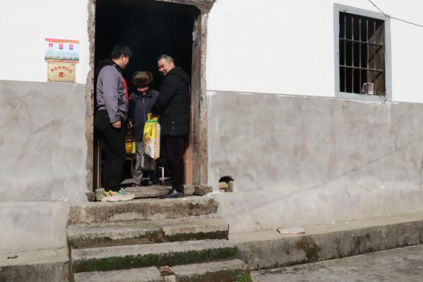 扶貧走訪貧困戶