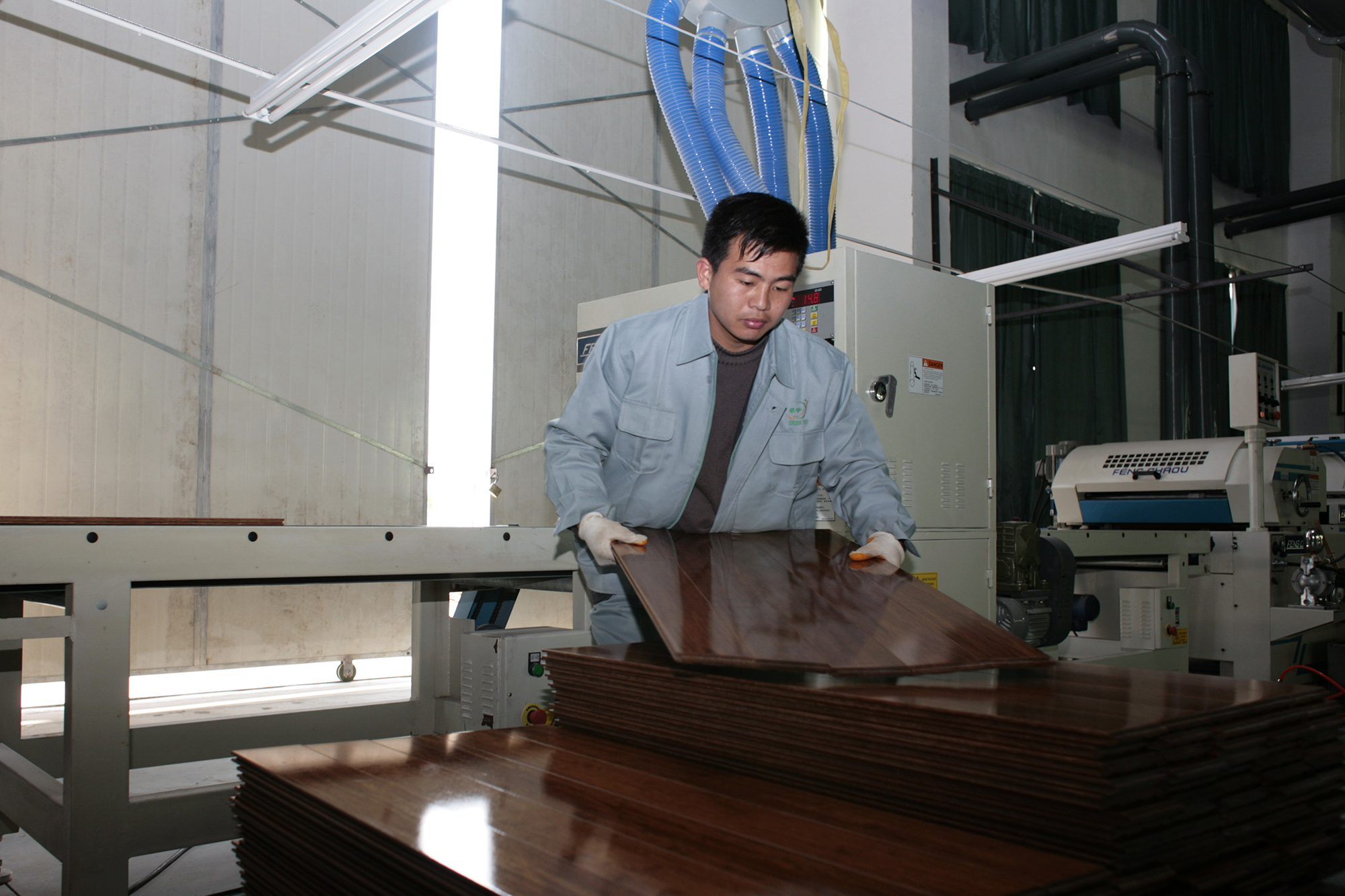 竹纖維地板(戶外板)成品車間